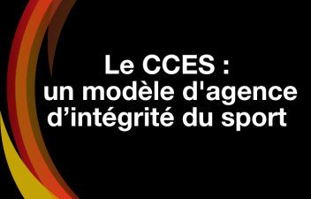 Une boite noire avec des flambeau rouge, orange et jaune, qui lit « Le CCES :  un modèle d'agence d’intégrité du sport » en lettres blancs.