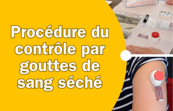 Un rectangle jaune sur lequel est inscrit : Procédure du contrôle par gouttes de sang séché. Il comprend une petite image de l'équipement de prélèvement et une photo du bras d'une femme portant le dispositif de prélèvement.