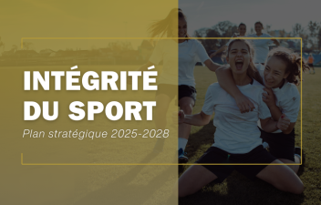 Un rectangle doré transparent sur la moitié gauche et une image de femmes jouant au football sur la moitié droite. Au-dessus du bloc doré à gauche figure l'inscription « Intégrité du sport, Plan stratégique 2025-2028 ».